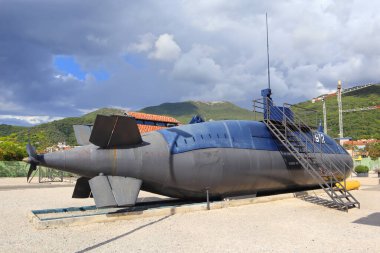 Karadağ 'ın Tivat kentindeki deniz müzesindeki eski denizaltılar