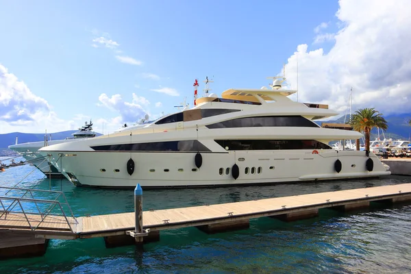 Tivat 'ta Porto Karadağ' da yat marinası manzarası 