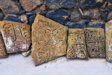 Ermenistan 'da Sevanavank (Sevanavank Manastırı) yakınlarında antik haçkarlar