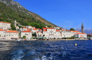 Karadağ 'da güneşli bir günde Kotor Körfezi' nde Perast