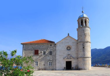 Karadağ 'ın Perast kenti yakınlarındaki adada bulunan resifteki Madonna Kilisesi
