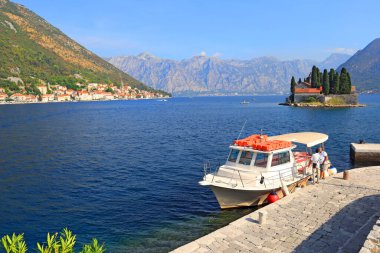 Karadağ 'ın Perast kentindeki Saint George adasının iskelesi ve Katolik manastırı yakınındaki tekne.