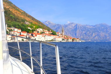 Karadağ 'da güneşli bir günde Kotor Körfezi' nde Perast