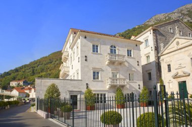 Karadağ 'ın Perast kentinde güneşli bir günde eski tarihi binalar