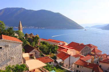 Karadağ 'da güneşli bir günde Kotor Körfezi' nde Perast