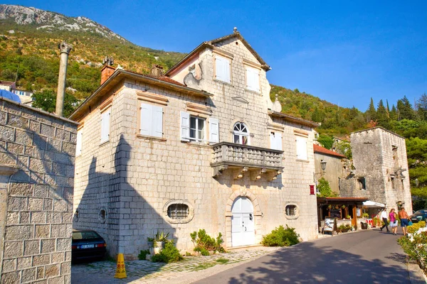 Παλιά Ιστορικά Κτίρια Ηλιόλουστη Μέρα Στο Πέραστ Του Μαυροβουνίου — Φωτογραφία Αρχείου