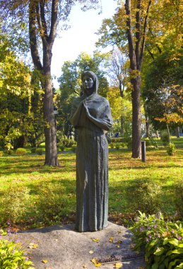 Ukrayna 'nın başkenti Kyiv' deki Mariinskyi Parkı 'ndaki ünlü oyuncu Maria Zankovetskaya anıtı.