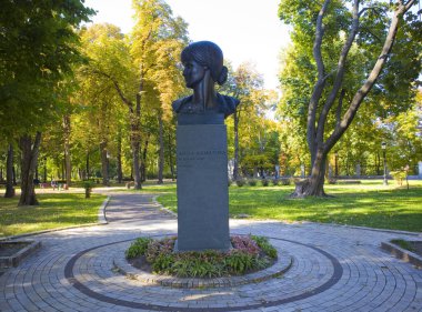 Ukrayna 'nın başkenti Kyiv' deki Mariinskyi Parkı 'nda ünlü şair Anna Akhmatova' nın anıtı