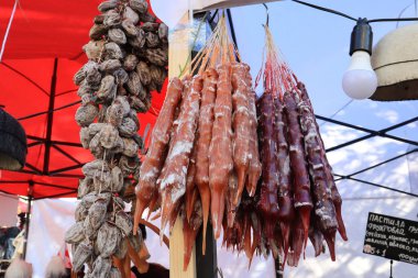 Üzüm suyu, ceviz ve Tiflis, Gürcistan'daki piyasada satılan bal Gürcü ulusal ev yapımı incelik cevizli sucuk denilen yapılmış