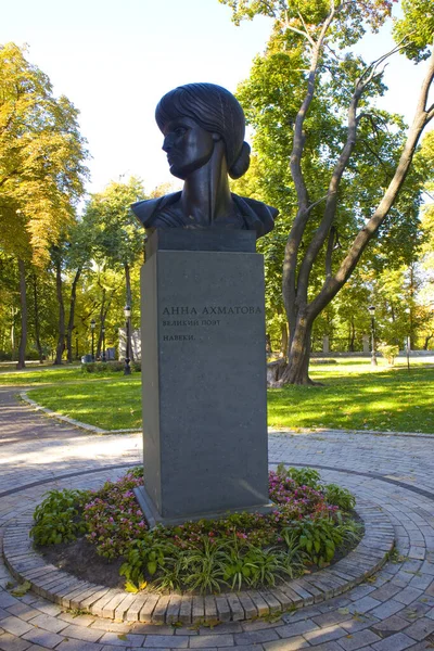 Monument Voor Beroemde Dichter Anna Akhmatova Het Mariinskyi Park Kiev — Stockfoto