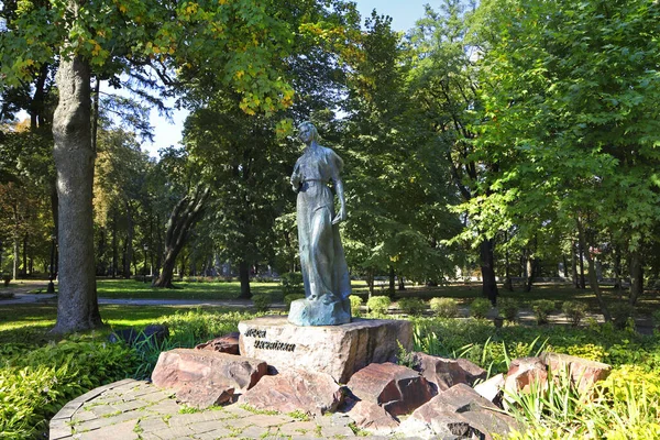 Monument Voor Beroemde Oekraïense Schrijver Lesya Ukrainka Mariinskyi Park Kiev — Stockfoto