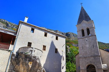 Karadağ 'daki Kutsal Üçlü Kilisesi etrafında kurulmuş Aşağı Ostrog Manastırı