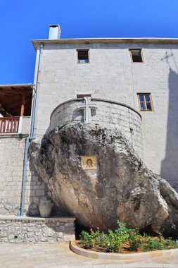 Karadağ 'daki Kutsal Üçlü Kilisesi etrafında kurulmuş Aşağı Ostrog Manastırı