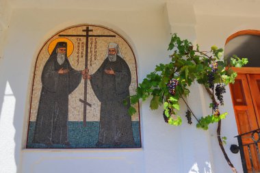 Karadağ 'daki Kutsal Üçlü Kilisesi etrafında kurulan Aşağı Ostrog Manastırı Mozaiği
