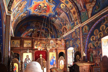 Ostrog, Karadağ - 15 Eylül 2021. Karadağ 'ın Ostrog Manastırı' nın alt kesimindeki Kutsal Üçlü Kilisesi 'nin İçi