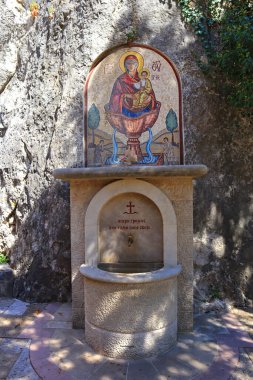 Karadağ 'daki Kutsal Üçlü Kilisesi etrafında kurulmuş Aşağı Ostrog Manastırı