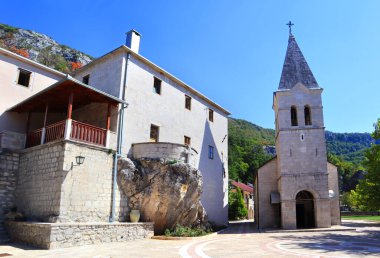 Karadağ 'daki Kutsal Üçlü Kilisesi etrafında kurulmuş Aşağı Ostrog Manastırı