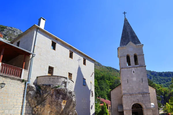 Monasterio Del Bajo Ostrog Centrado Alrededor Iglesia Santísima Trinidad Montenegro — Foto de Stock