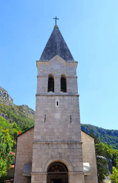 Monasterio Del Bajo Ostrog Centrado Alrededor Iglesia Santísima Trinidad Montenegro — Foto de Stock