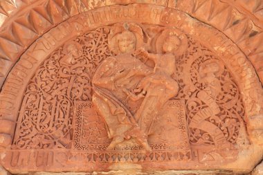 Giriş kapısının üzerinde, Ermenistan, Noravank 'ta Meryem Ana ve bebek İsa' nın olduğu dekoratif heykel.