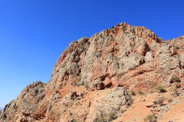 Ermenistan 'da güneşli bir günde dağlı manzara