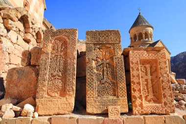 Ermenistan 'da güneşli bir günde Noravank Manastırı yakınlarında antik haçkarlar