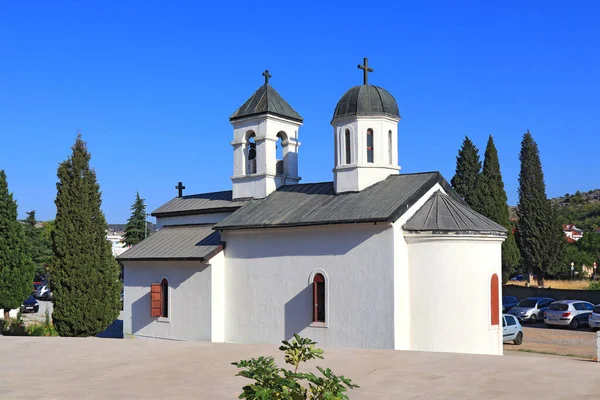 Kis Kápolna Közel Krisztus Feltámadásának Katedrálisához Podgoricában Montenegróban — Stock Fotó