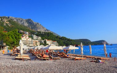 Sveti Stefan, Karadağ - 15 Eylül 2021. İnsanlar Sveti Stefan plajında dinleniyor.