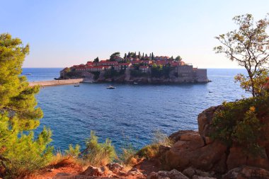 Karadağ 'da güzel bir yaz gününde Sveti Stefan Adası manzarası