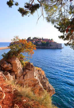 Karadağ 'da güzel bir yaz gününde Sveti Stefan Adası manzarası