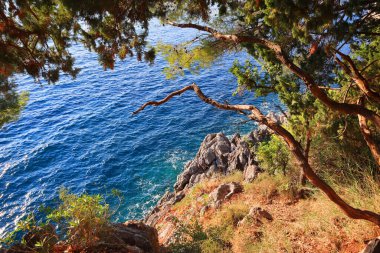 Karadağ 'ın Sveti Stefan kentindeki güzel kayalık plaj