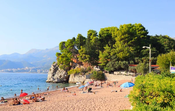 Sveti Stefan, Karadağ - 15 Eylül 2021. İnsanlar Sveti Stefan plajında dinleniyor.