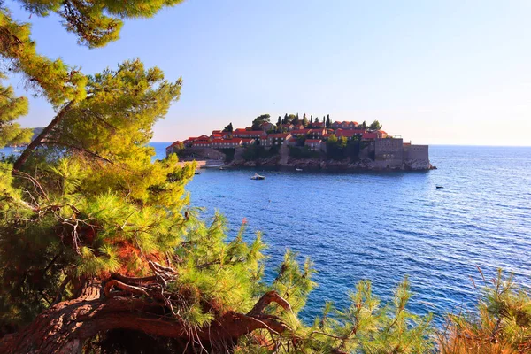 Karadağ 'da güzel bir yaz gününde Sveti Stefan Adası manzarası
