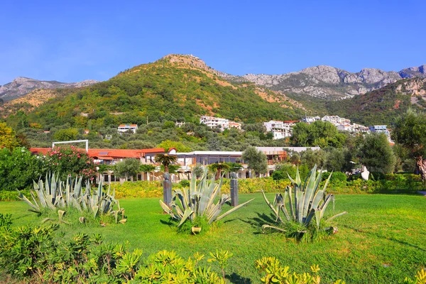 Karadağ 'ın Sveti Stefan kentinde güzel bir yaz gününde Park Milocer