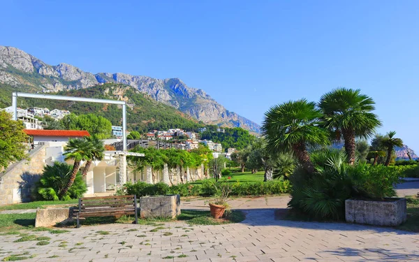 Karadağ 'ın Sveti Stefan kentinde güzel bir yaz gününde Park Milocer