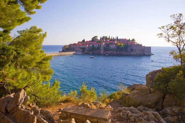 Karadağ 'da güzel bir yaz gününde Sveti Stefan Adası manzarası