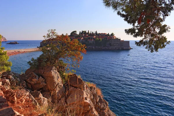 Karadağ 'da güzel bir yaz gününde Sveti Stefan Adası manzarası