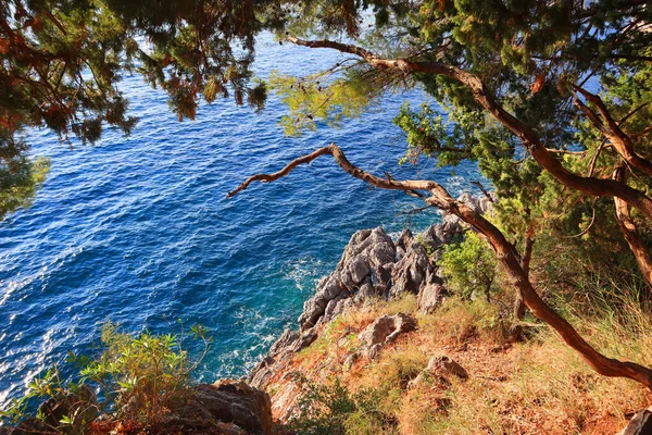 Karadağ 'ın Sveti Stefan kentindeki güzel kayalık plaj