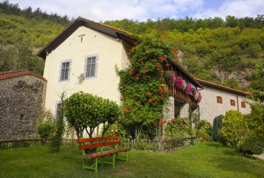 Karadağ 'daki ünlü Moraca Manastırı