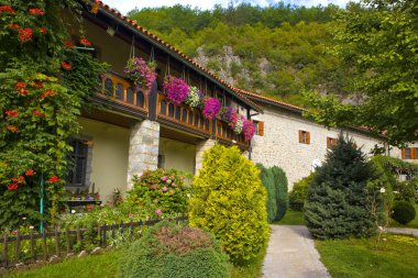Karadağ 'daki Moracha Manastırı Hücreleri