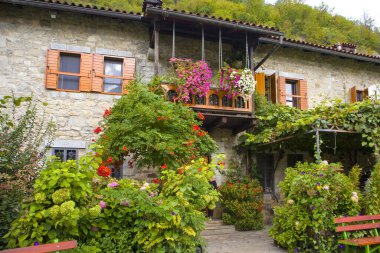 Karadağ 'daki Moracha Manastırı Hücreleri