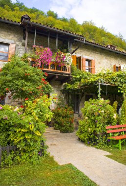 Karadağ 'daki ünlü Moraca Manastırı