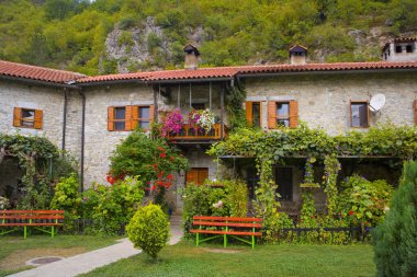 Karadağ 'daki Moracha Manastırı Hücreleri