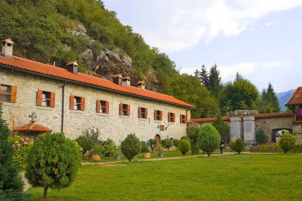 Κελιά Στη Μονή Μοράτσα Στο Μαυροβούνιο — Φωτογραφία Αρχείου