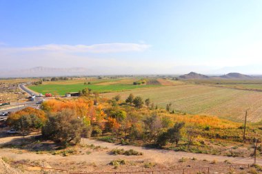 Ermenistan 'daki Khor Virap Manastırı yakınlarındaki dağlarla manzara
