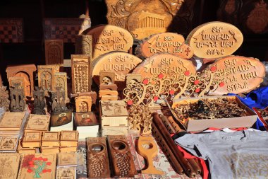 Geleneksel ahşap hediyelik eşya Khor Virap, Ermenistan 'da satılıyor