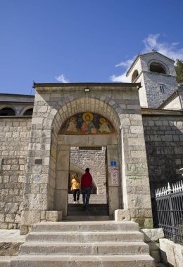 Karadağ 'ın Çetince kentinde, Kutsal Bakire Meryem' in Doğumu Manastırına Giriş