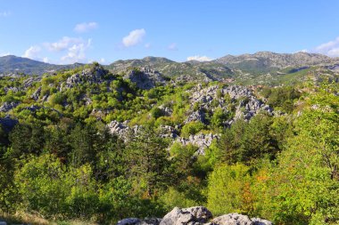 Karadağ 'ın güneşli bir günde Çetince' de dağlarla çevrili manzara