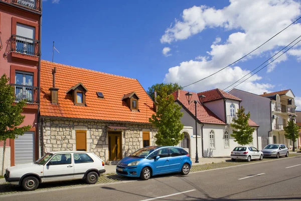 Karadağ 'ın Cetinje kentinde ana cadde boyunca eski taş evler