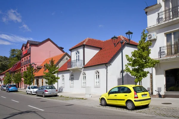 Karadağ 'ın Cetinje kentinin ana caddesi boyunca renkli evler